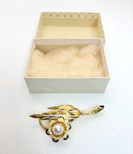 Flower brooch pin - flower, gold