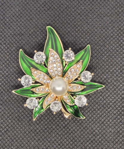 Maple leaf brooch with