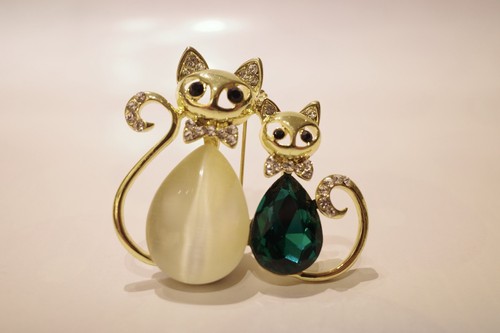Very cute cat brooch - very,