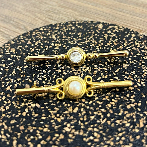 Pair pin brooches not sure - pair, pin/brooches.