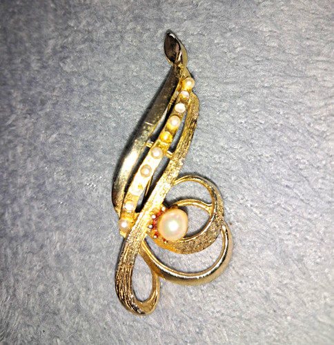 Gold tone metal swirl - gold, brooch