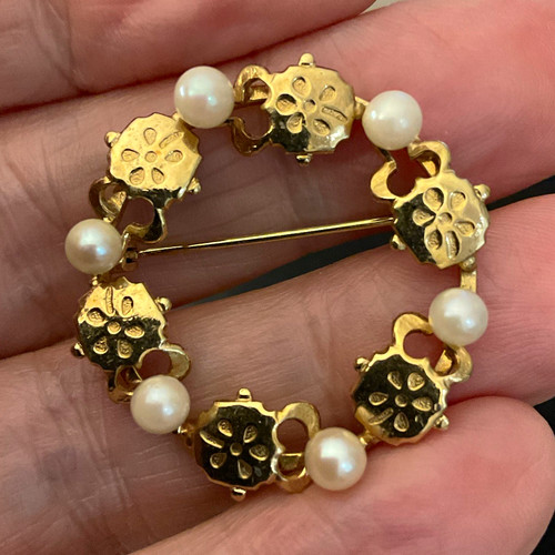 Gold tone circle brooch pin - tone,