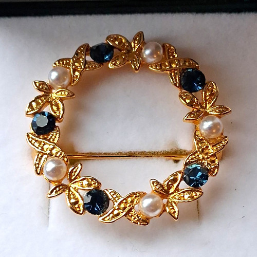 Gold tone wreath - wreath, brooch